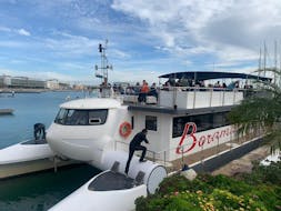 un barco que realiza un Paseo en Barco por la Marina de Valencia con Boramar Valencia.