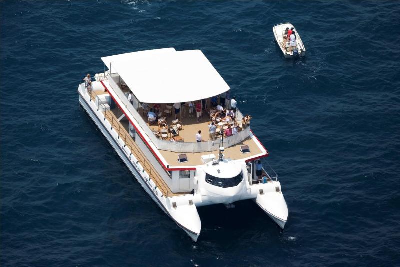 Un bateau pendant la balade en bateau autour de Marina de Valencia avec Boramar Valencia.