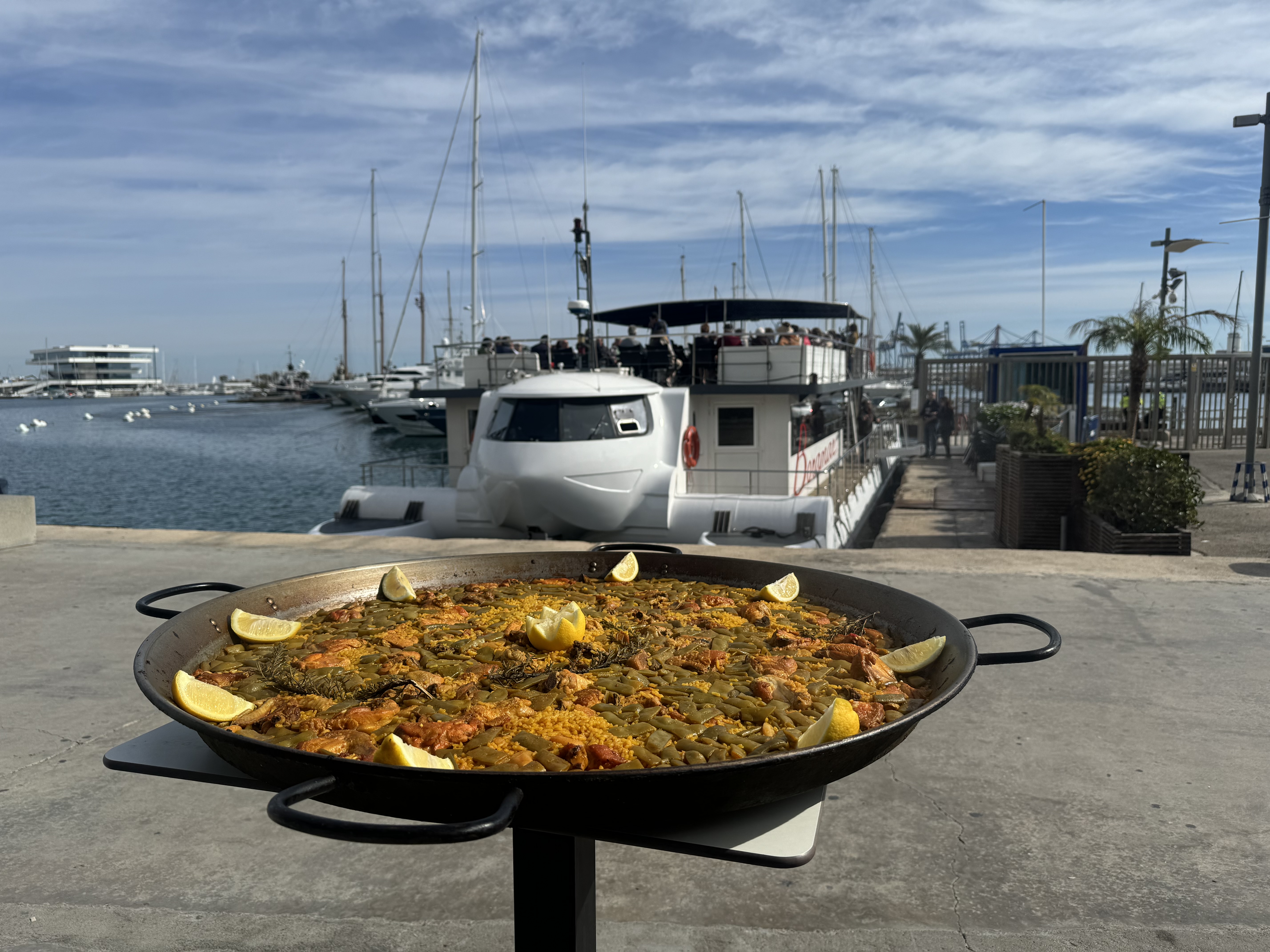 Bootstour entlang der Küste von Valencia mit Paella mit Boramar Valencia.
