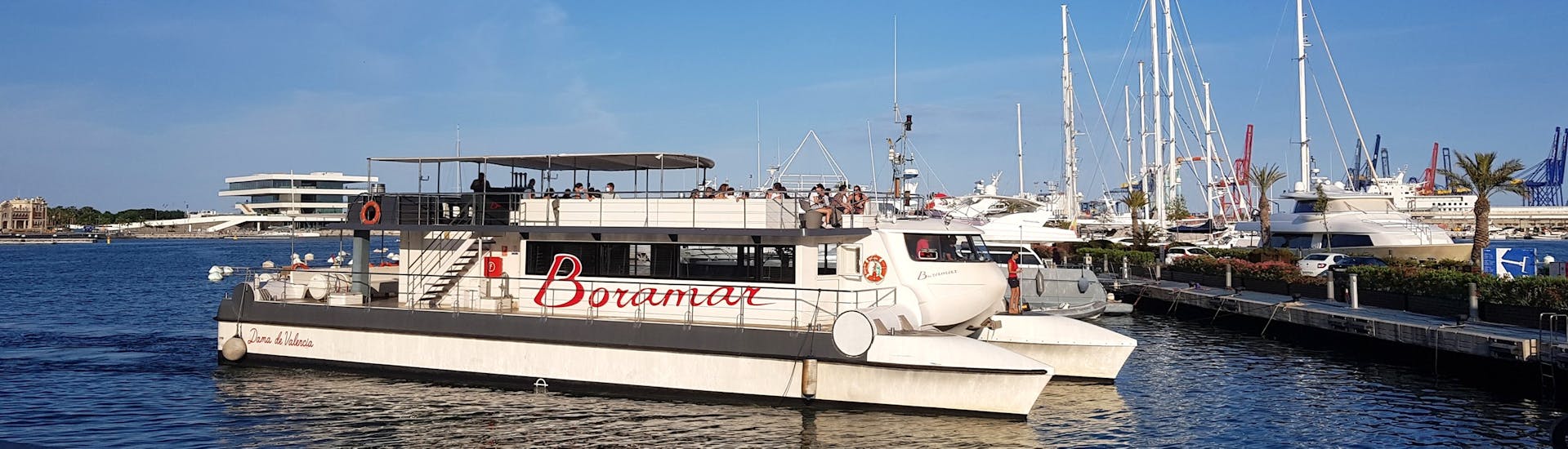 Zicht op onze boot tijdens een boottocht van Valencia naar Port Saplaya met Paella met Boramar Valencia.