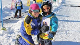 Een kind dat kinderskilessen (3-4 j.) voor alle niveaus volgt bij skischool Hopl in Schladming.