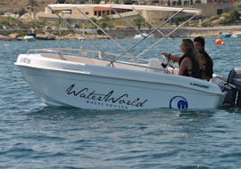Location de bateau sans permis à Qawra Bay avec WaterWorld Malta.