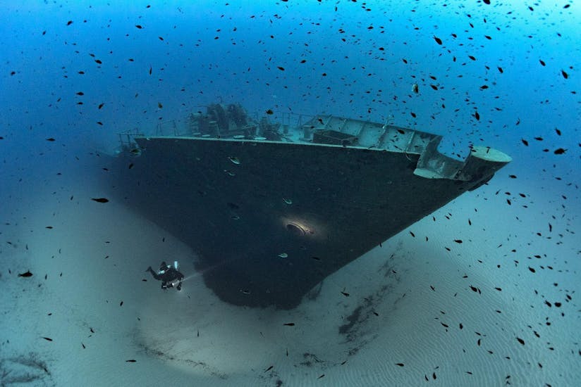 Un Sub esplora un relitto durante le immersioni guidate ai relitti di Malta per subacquei certificati con DiveWise Malta.