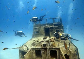 Twee duikers verkennen de omgeving van een scheepswrak tijdens het Wrakduiken rond Malta voor gebrevetteerde duikers met DiveWise Malta.