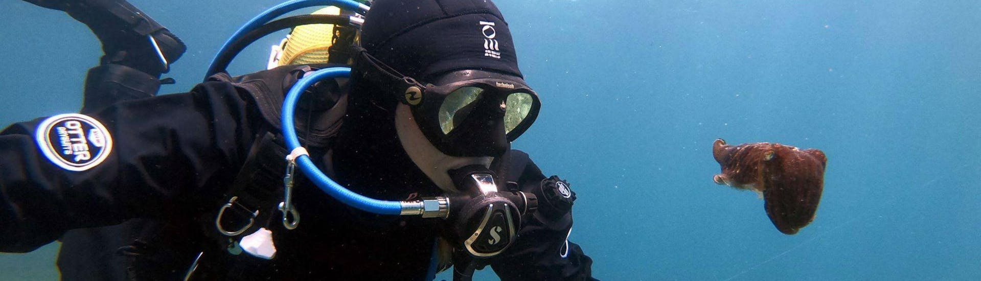 Een beginnende duiker in de wateren van Comino met DiveWise Malta.