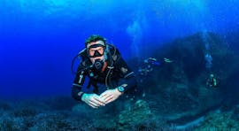 Een persoon die duikt tijdens de PADI Scuba Diver cursus in St. Julian's voor beginners met DiveWise Malta.