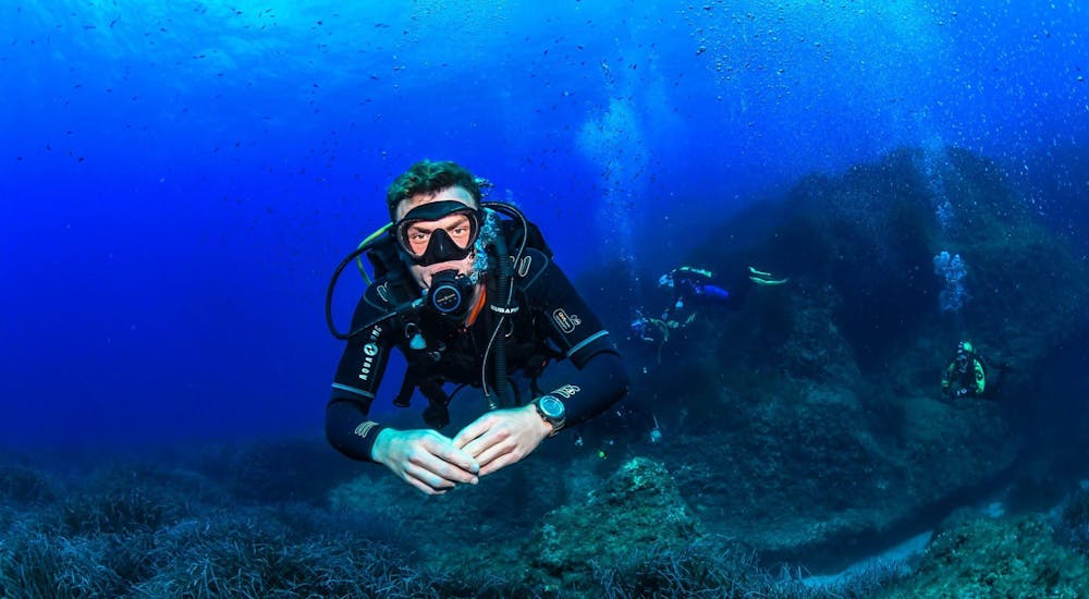 Un subacqueo principiante scopre le acque di St Julian con DiveWise Malta.