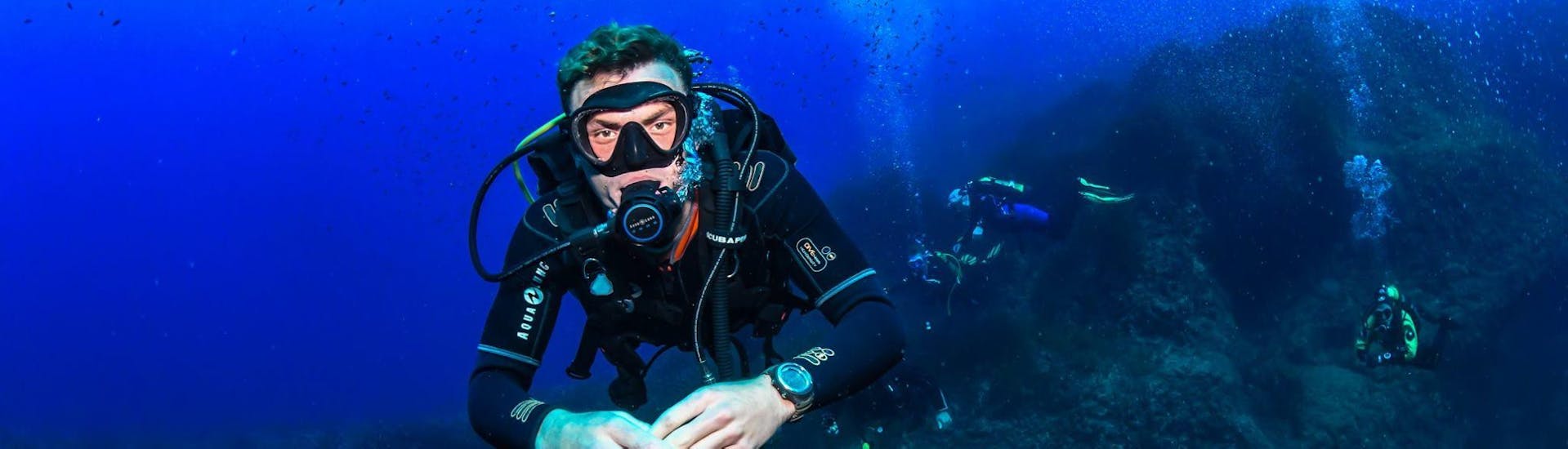 Ein Tauchanfänger entdeckt die Gewässer von St. Julian mit DiveWise Malta.