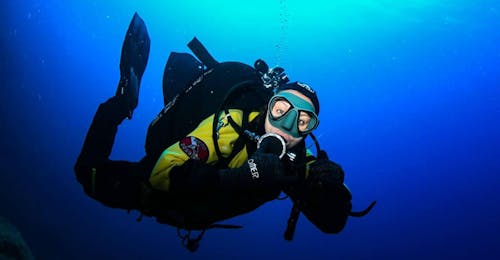 Curso PADI Open Water Diver en St. Julian's para principiant con DiveWise Malta Un buceador principiante descubre las aguas de San Julián con DiveWise Malta.