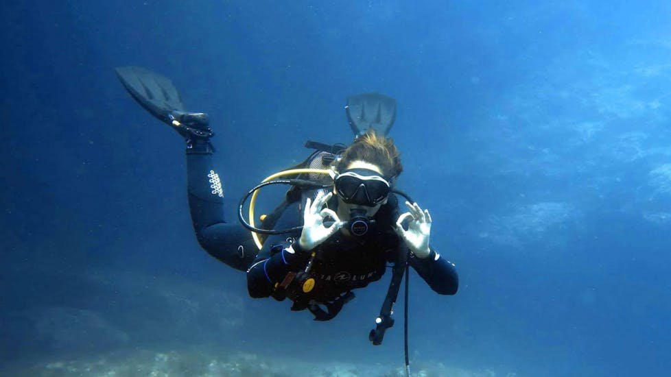 Un plongeur dans les eaux de Malte avec DiveWise Malta.