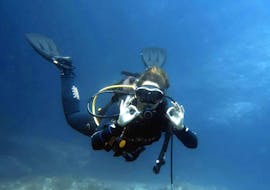 Een duiker in de wateren van Malta met DiveWise Malta.