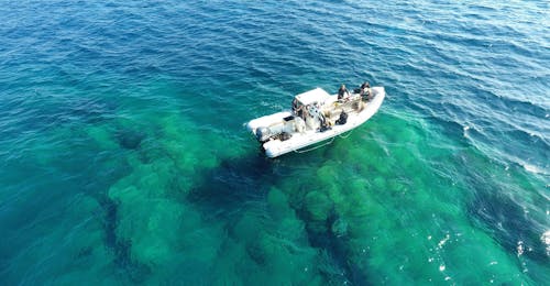Trial Scuba Diving in Hyères with European Diving School Hyères The boat is at sea because of a Trial Scuba Diving in Hyères with European diving school.