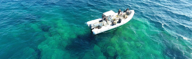 Le bateau est en mer dans le cadre du Baptême de Plongée à Hyères avec European diving school.