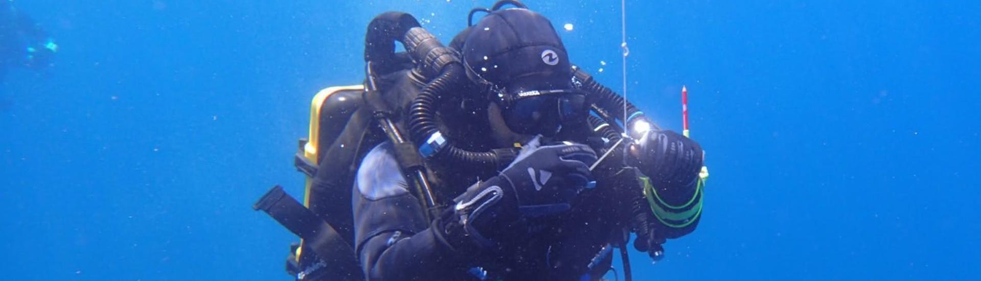 Photo sous-marine d'une personne effectuant une Plongée d'exploration sur la riviera de Makarska pour Plongeurs certifiés avec Butterfly Diving & Sailing Makarska.