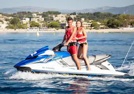 Moto d'acqua a Cagnes-sur-Mer vicino a Nizza con Plage des Marines Côte d'Azur Una giovane coppia è in piedi sulla loro moto d'acqua davanti a uno splendido paesaggio della Riviera francese durante il loro tour con Noleggio Jet Ski a Cagnes-sur-Mer con Plages des Marines.