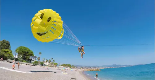 Fallschirmsegeln in Villeneuve-Loubet mit Plage des Marines Freunde starten vom Strand aus beim Fallschirmsegeln in Villeneuve-Loubet am Plage des Marines.