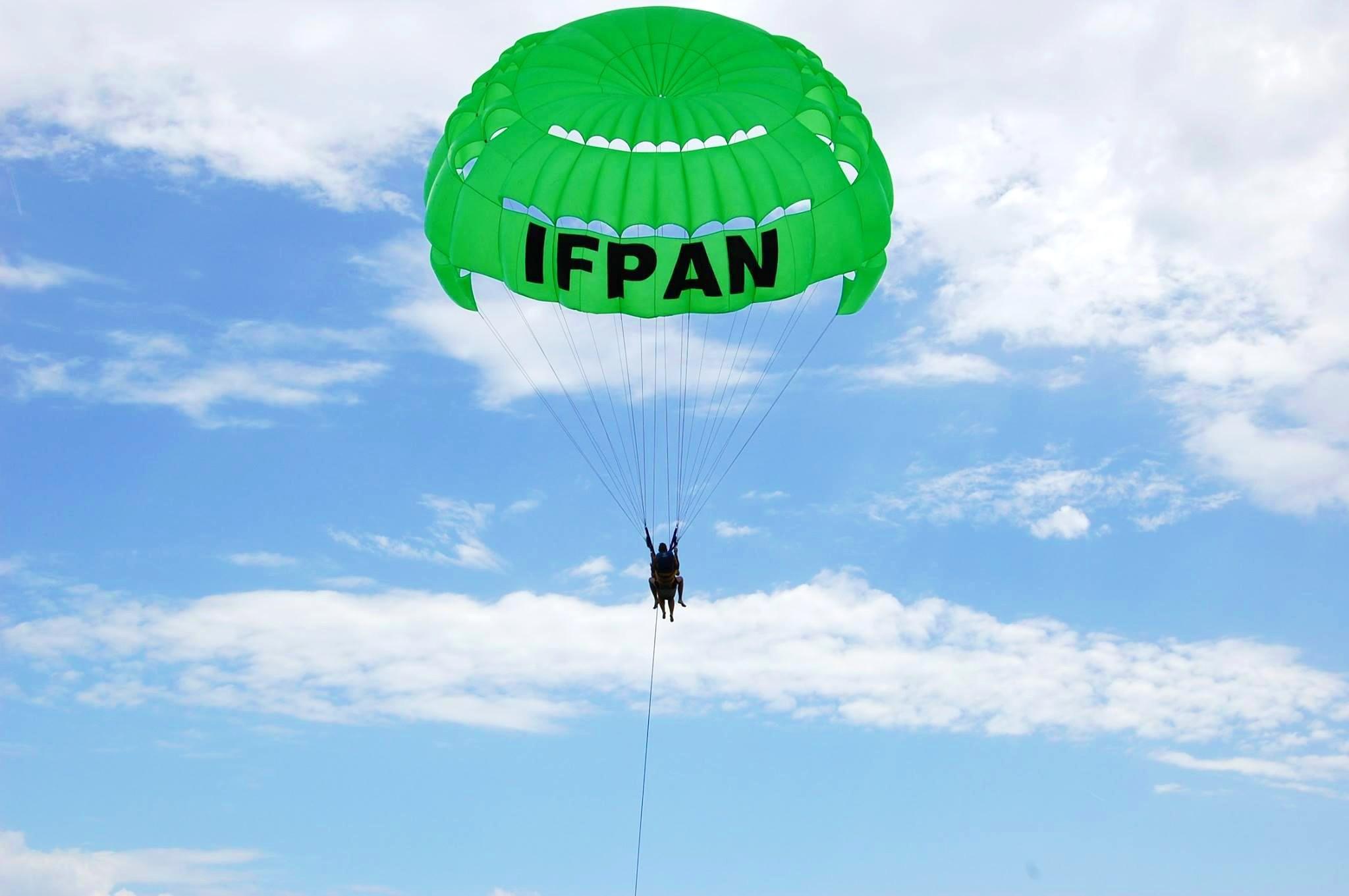 Freunde haben Spaß beim Parasailing in Cagnes-sur-Mer bei Plage des Marines.