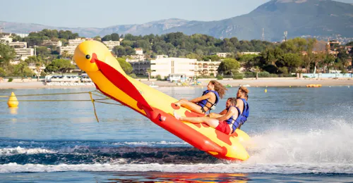Sofa Ride en meer sleepbootjes in Cagnes-sur-Mer met Plage des Marines Vrienden hebben plezier op hun rit met een opblaasbare boot in Cagnes-sur-Mer met Plage des Marines.