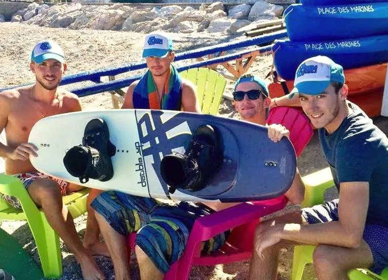 Wakeboarden en Wakesurfen in Cagnes-sur-Mer met Plage des Marines Côte d'Azur Een groep vrienden houdt hun wakeboard vast voor hun Wakeboarding & Wakesurfing tour in Cagnes-sur-Mer met Plage des Marines.