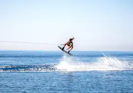 Wakeboard e Wakesurf a Cagnes-sur-Mer con Plage des Marines Côte d'Azur Un uomo fa un salto durante il suo tour di Wakeboard e Wakesurf a Cagnes-sur-Mer con Plage des Marines.