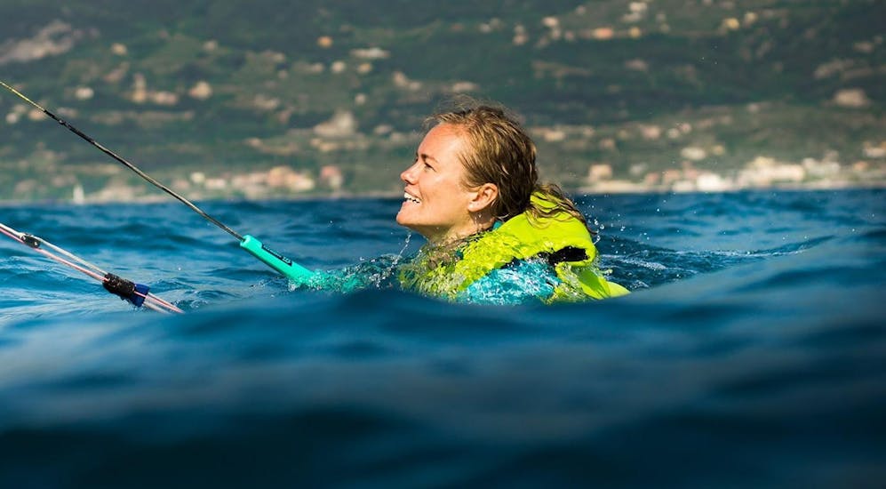 Happy woman during her Kitesurfing Lessons at Lake Garda for Beginners from AVID Kiteboarding - Kiteschule Gardasee.