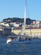 Photo du bateau pendant la balade en bateau sur le Tage incluant le Ponte 25 Abril avec Rent a Boat Lisbon.