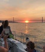 Photo de participants profitant d'une balade au coucher du soleil sur le Tage avec Christo Rei et Torre de Belém avec Rent a boat Lisbon.