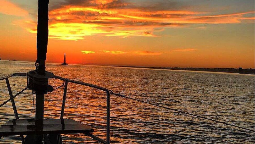 Giro in barca a vela sul Tago al tramonto.
