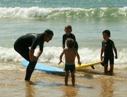 3 enfants effectuent un cours de surf privé sur la plage de sail fish pour tous les niveaux avec l'école nomad surf school.