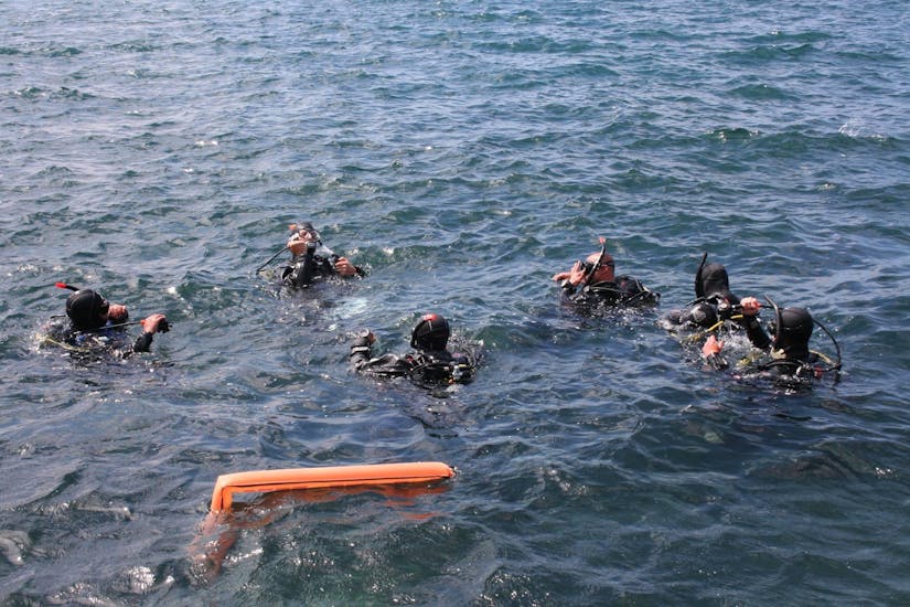 Les participants au Baptême de Plongée à Saint Paul's Bay avec Octopus Garden Diving Centre à Malte se préparent pour leur première plongée.