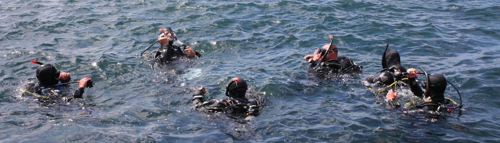Die Teilnehmer des Schnuppertauchens für Anfänger in der St. Paul's Bay mit dem Octopus Garden Diving Centre in Malta bereiten sich auf ihren ersten Tauchgang vor.