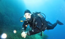 Durante el bautismo de buceo para principiantes - Try Open Water con Octopus Garden, un buceador está explorando el mundo submarino de Malta.