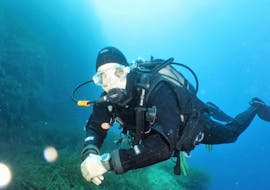 During the Trial Scuba Diving Course for Beginners - Try Open Water with Octopus Garden, a diver is exploring Malta's underwater world.