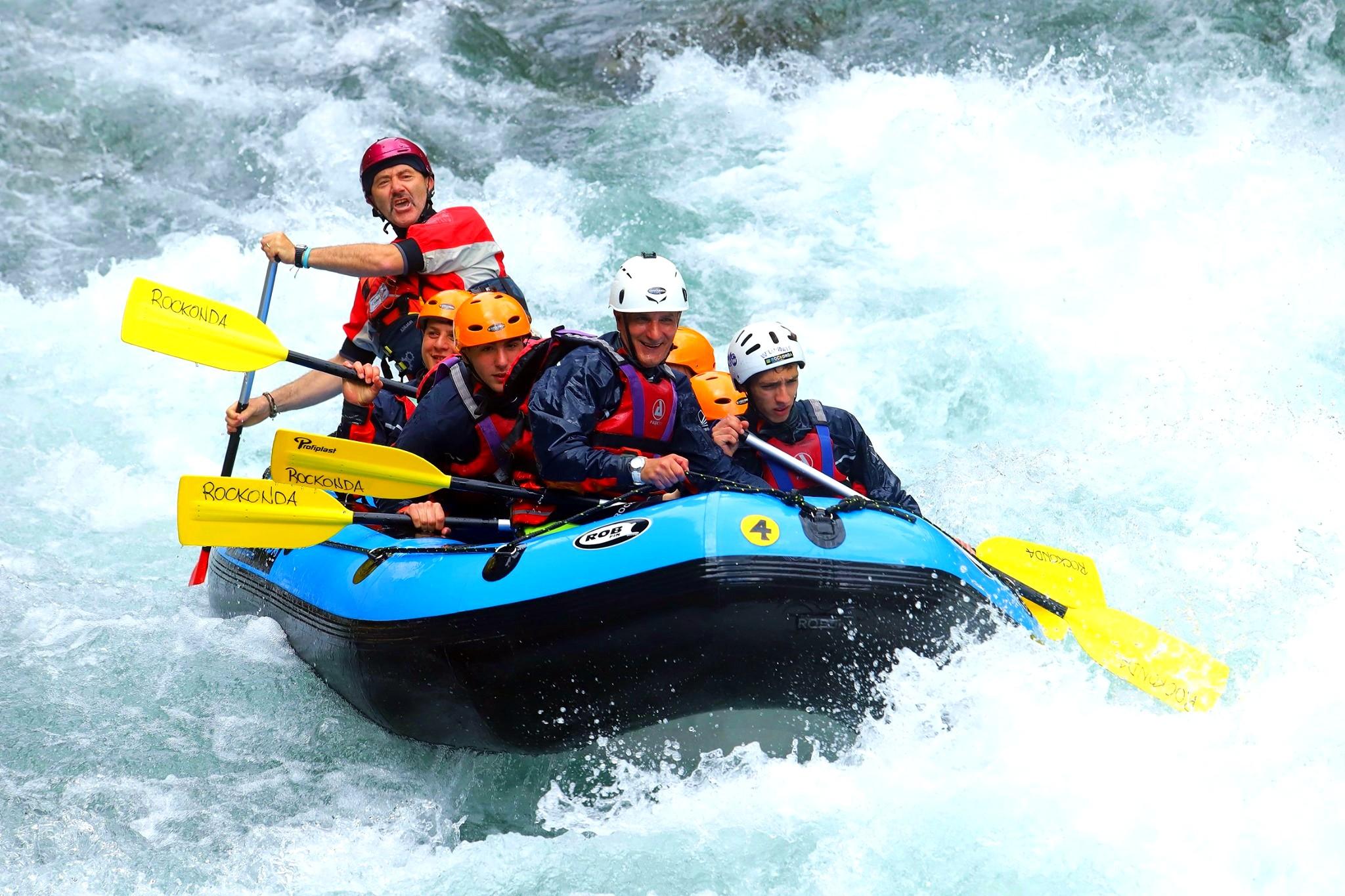 Eine Gruppe auf dem Raft stellt sich dem Wasser des Flusses Lima während des von Rockonda organisierten Abenteuer Rafting auf dem Lima-Fluss.