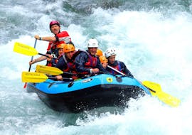 Eine Gruppe auf dem Raft stellt sich dem Wasser des Flusses Lima während des von Rockonda organisierten Abenteuer Rafting auf dem Lima-Fluss.