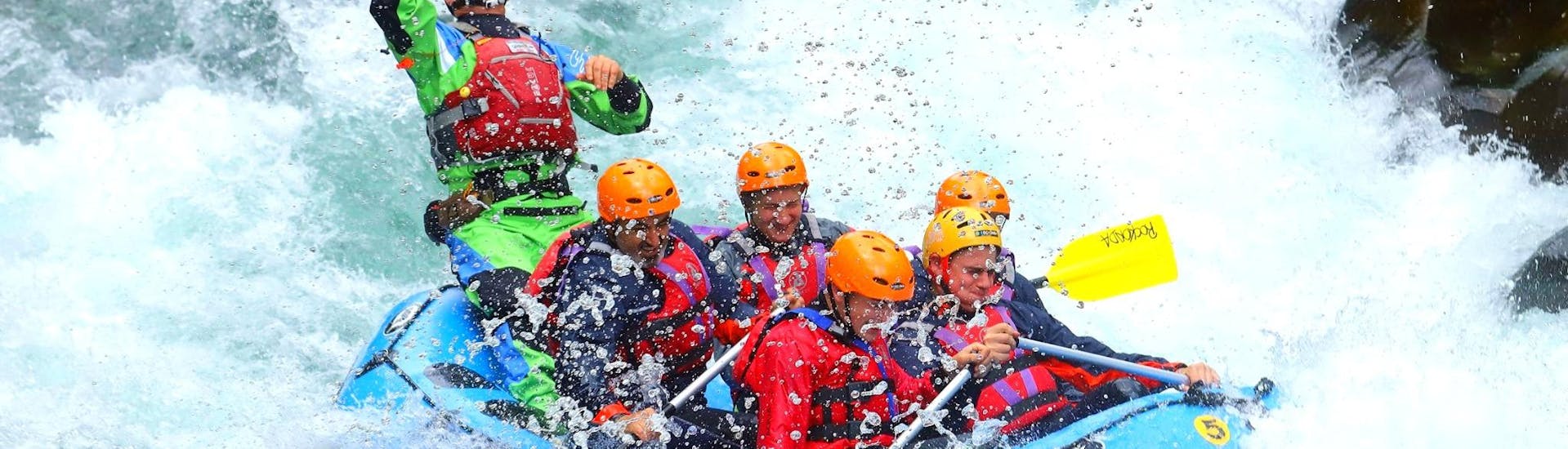 Eine Gruppe von Personen auf dem Raft stellt sich den unruhigen Wassern des Flusses Lima während des von Rockonda organisierten Abenteuer Rafting auf dem Lima-Fluss.