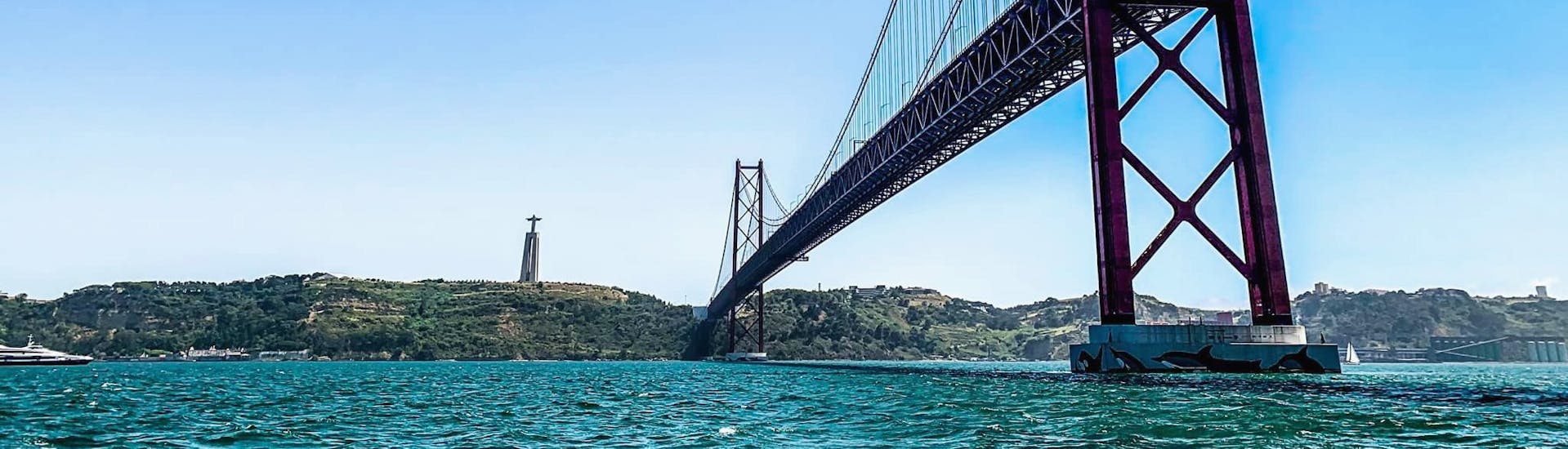Vue du Ponte 25 de Abril pendant la balade privée en bateau touristique depuis Torre de Belém avec Rent a Boat Lisbon.