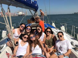 Picture of a group of people enjoying the Private Sightseeing Boat Trip in Lisbon with Rent a boat Lisbon.
