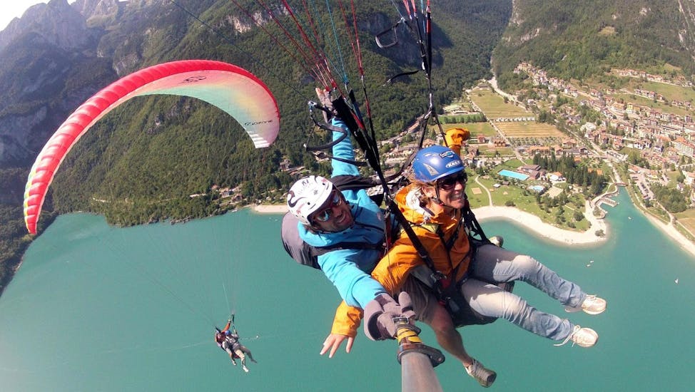 Acrobatic Tandem Paragliding in Molveno.