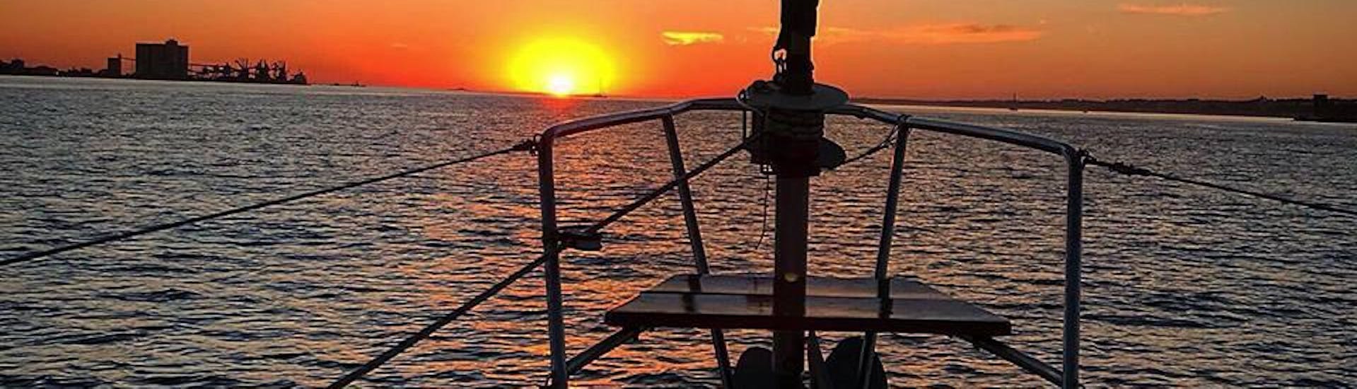 Private Segelbootstour auf dem Tejo bei Sonnenuntergang.