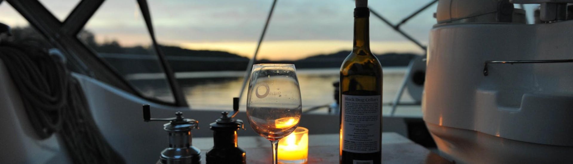 Photo du vin servi lors de la balade romantique en bateau au coucher du soleil pour deux personnes sur le Tage avec Rent a Boat Lisbon.