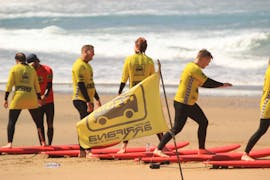Un gruppo durante il riscaldamento delle lezioni di surf avanzato (dai 16 anni) a Praia da Arrifana con la Arrifana Surf School.