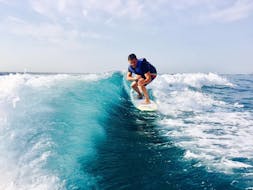 Ein junger Mann fährt Wakeboarding in Cannes mit Cannes Esprit Glisse.