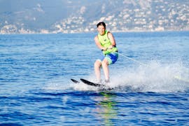 Une jeune fille sur sa planche lors du Ski nautique à Cannes avec Cannes Esprit Glisse.