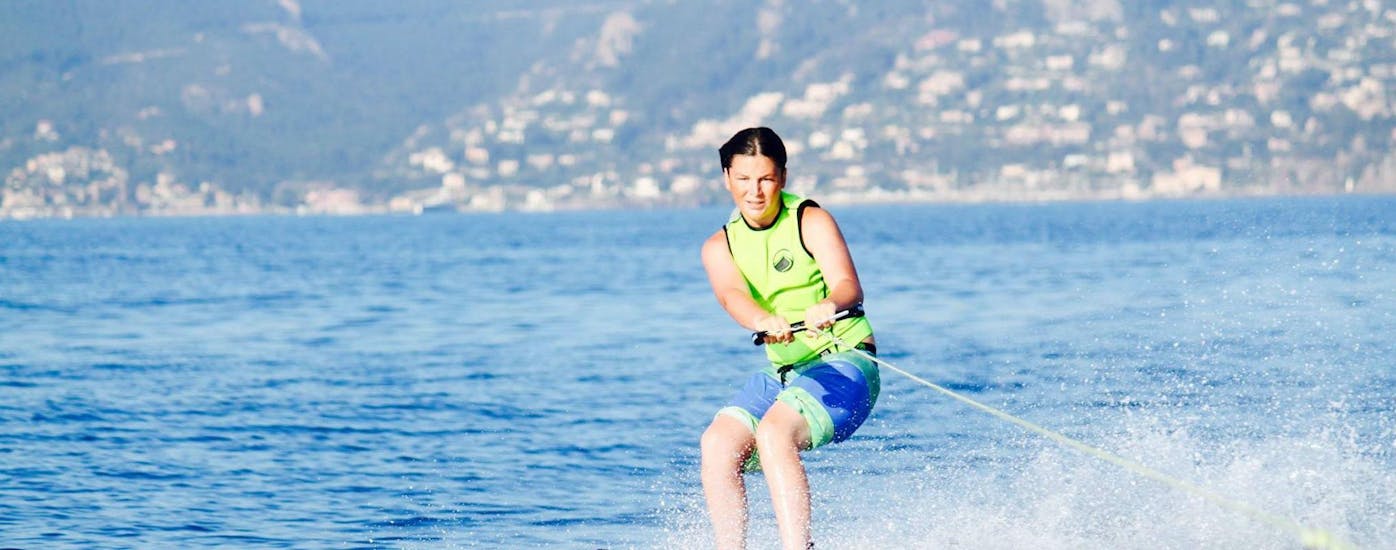 Un participant fait de son mieux en se tenant debout sur la planche pendant le ski nautique à Cannes avec Cannes Esprit Glisse.