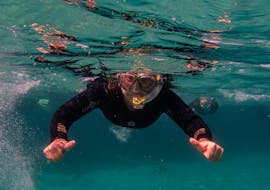 A participant snorkeling in Costa Blanca during a tour offered by Dive Academy Santa Pola.