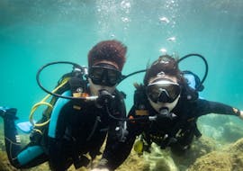 Two participants scuba diving to get the PADI certificate in Santa Ponsa during a tour offered by Dive Academy Santa Pola.