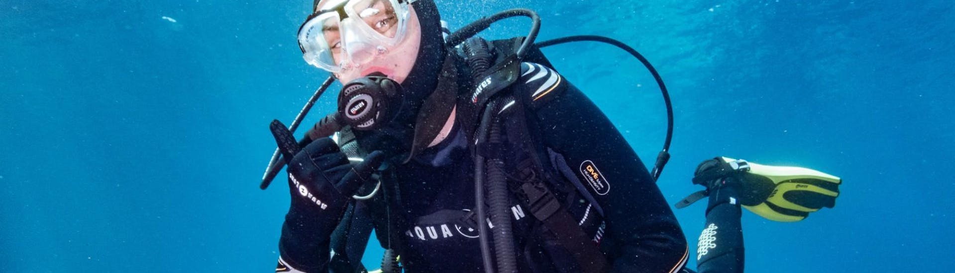 A participant scuba diving in Santa Pola during a tour offered by Dive Academy Santa Pola.