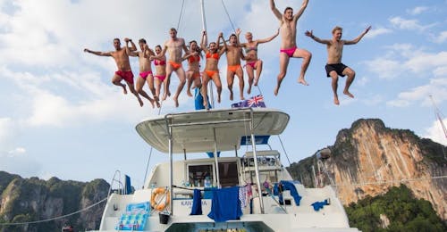 Paseo en barco privado desde Torre de Belém con baño Rent a Boat Lisbon Un grupo de chicos salta desde la cubierta durante el Paseo en barco privado desde Torre de Belém con baño con Rent a Boat Lisbon.