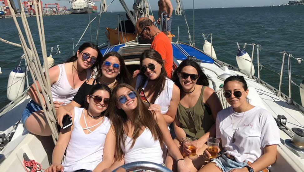 A group of girls taking a group picture during the private boat trip from Torre de Belém with Swimming with Rent a Boat Lisbon.